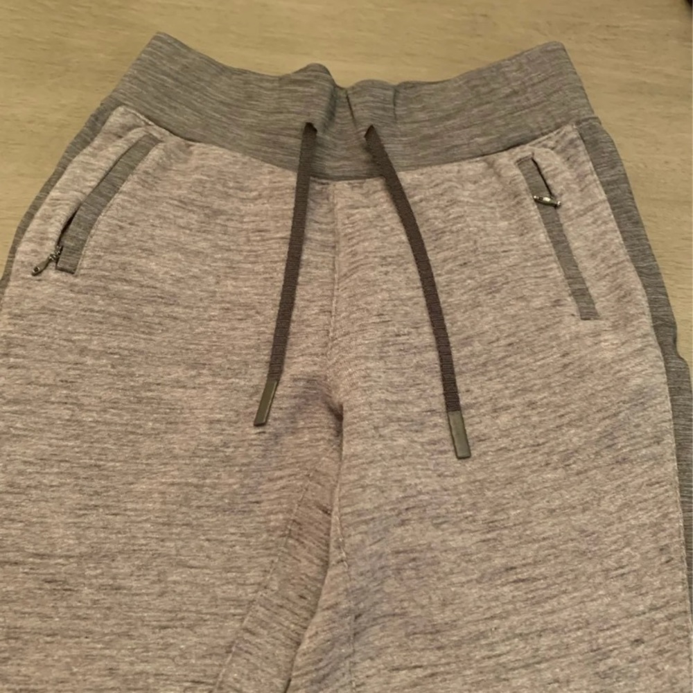 Lululemon gray jogger sweatpants size 4. EUC.